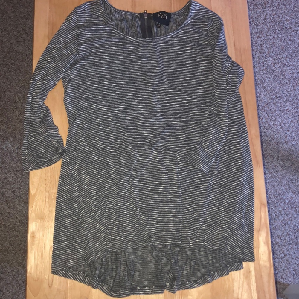 Half sleeve flowy gray and white top